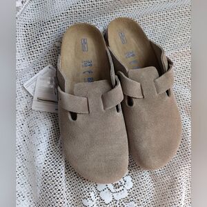 NEW WITH TAGS Birkenstock Suede Clogs in Taupe